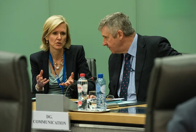 Discussion between Ann Mettler, Director-General of the European Political Strategy Centre (EPSC), on the left, and Gregory Paulger, Director-General of DG "Communication" of the EC. Communication skills metrics: five states, proxies, and one direct check